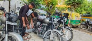 Hapur Newsआपरेशन पटाखा अभियानः यातायात पुलिस का चला चाबुक,32 बुलेट के बदलवाए साइलेंसर