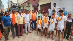 Hapur news पालिकाध्यक्ष पति श्रीपाल सिंह ने बड़ी कांवड़ जत्थे को किया रवाना