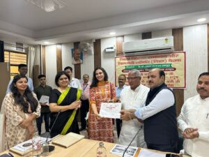 Hapur news दिशा की बैठक में छाया रहा हाईवे पर अवैध होर्डिंग का मुद्दा, अफसरों को लगाई फटकार, विकास के मुद्दे पर की चर्चा