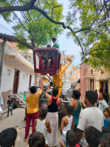 Hapur news चीनी मांझे में फसी चील को 2 घंटे रेस्क्यू कर बचाया 1 Cheel3