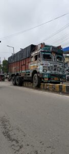 Hapur news अनियंत्रित होकर डिवाइडर से टकराया ट्रक, हादसा टला 6 Truck 2