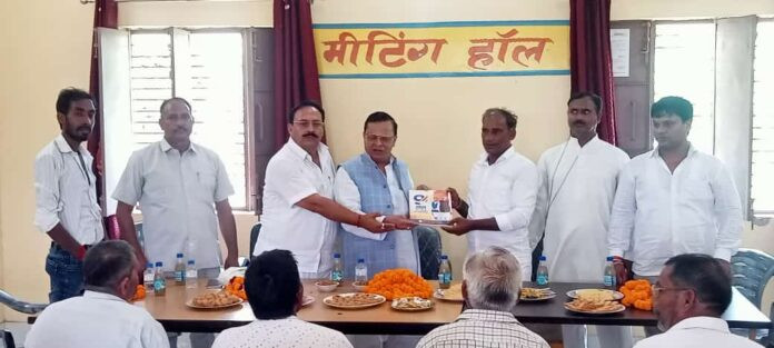 BJP by presenting books of government's achievements