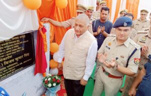 Pilkhuwa News केंद्रीय राज्य मंत्री जनरल वी.के.सिंह ने दो दमकल गाड़ियों को हरी झंडी दिखाकर किया रवाना, अग्निकांडों पर जल्द पाया जाएगा काबू General VK Singh
