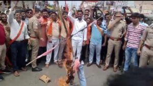 Hapur newsहरियाणा की घटना को लेकर हिंदू संगठन ने किया प्रदर्शन, फूंका पुतला 7 Hapur newsहरियाणा की घटना को लेकर हिंदू संगठन ने किया प्रदर्शन, फूंका पुतला