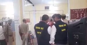 Hapur newsबैंक में चोरों का धावा, सुरक्षा गार्ड की बंदूक, नोट गिन्ने की मशीन चोरी