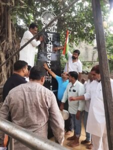 Hapur newsशहीद स्मारकों और महापुरुषों की प्रतिमाओं की सफाई सफाई कर किया माल्यापर्ण 7 Cleaned and garlanded