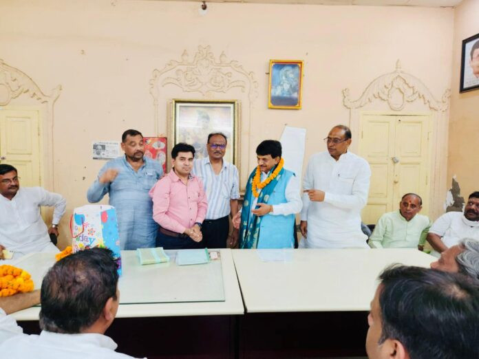 district in-charge minister Kapildev Agarwal reached Gaushala