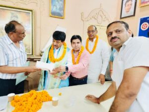 Hapur news जनपद के प्रभारी मंत्री कपिलदेव अग्रवाल पहुंचे गोशाला 1 Minister kapildev agarwal reached gaushala