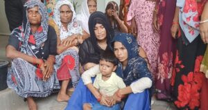 Hapur newsसड़क हादसे में युवक की मौत, दो घायल, परिजन ने पुलिस से की कार्रवाई की मांग