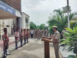 Hapur news : पुलिस अधीक्षक ने किया ध्वजारोपण, पुलिस कर्मियों को किया सम्मानित 1 Hapur news : पुलिस अधीक्षक ने किया ध्वजारोपण, पुलिस कर्मियों को किया सम्मानित