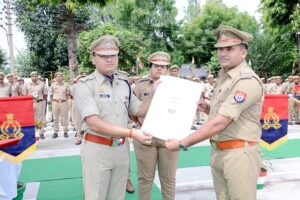 Hapur news : पुलिस अधीक्षक ने किया ध्वजारोपण, पुलिस कर्मियों को किया सम्मानित 3 Hapur news : पुलिस अधीक्षक ने किया ध्वजारोपण, पुलिस कर्मियों को किया सम्मानित