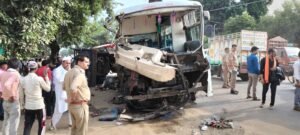 Hapur news अनियंत्रित होकर रोडवेज बस ट्रैक्टर ट्राली से टकराई
