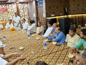 Hapur news व्यापारियों की समस्याओं से अवगत कराया 1 Vapyar mandal1