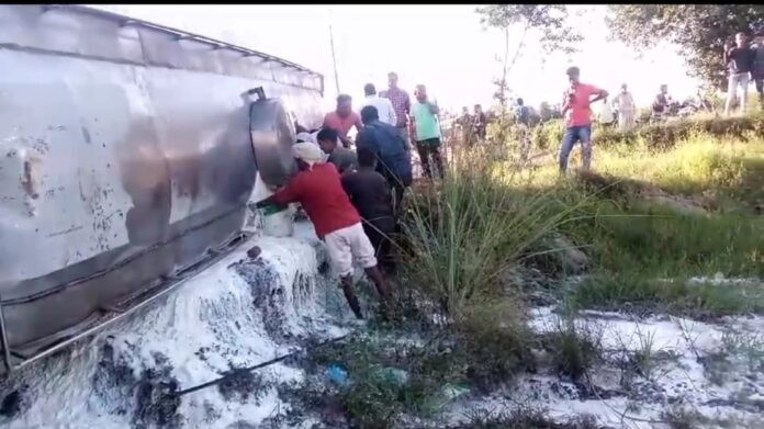 Tanker filled with milk overturned in Hapur