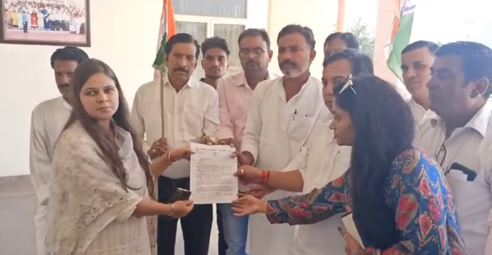 Congressmen demonstrated and submitted memorandum