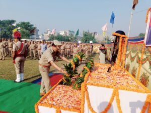 Hapur police शहीद पुलिस कर्मियों को एसपी ने दी श्रद्धांजलि ASP pays tribute to martyred police personnel