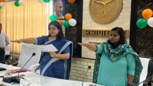 Hapur जिला मुख्यालय पर बाबू और शास्त्री की मनाई जयंती