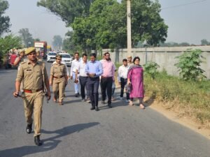 Hapur डीएम ने ब्लैक स्पॉटों का किया निरीक्षण, अफसरों को दिए निर्देश