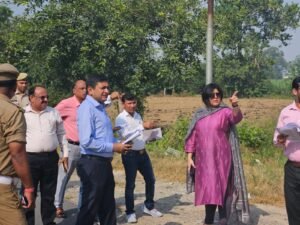 Hapur डीएम ने ब्लैक स्पॉटों का किया निरीक्षण, अफसरों को दिए निर्देश