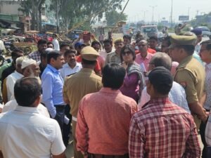 Hapur डीएम ने ब्लैक स्पॉटों का किया निरीक्षण, अफसरों को दिए निर्देश