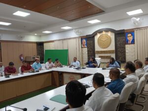 Cm yogi मुख्यमंत्री के प्रस्तावित दौरे के लिए डीएम ने ली अफसरों संग बैठक, विभिन्न विभाग के अधिकारियों को सौंपी गई यह जिम्मेदारी