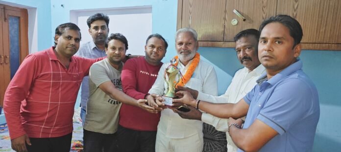 Hapur Bhagwanpuri residents honored councilor Rohtash Yadav