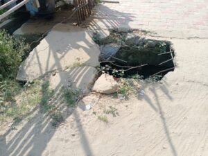 Hapur टूटी पड़ी पुलिया, लोगों के साथ-साथ सभासद भी परेशान