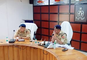Hapur आईजी ने पुलिस अधिकारियों के साथ की बैठक, त्योहारों को लेकर दिए निर्देश