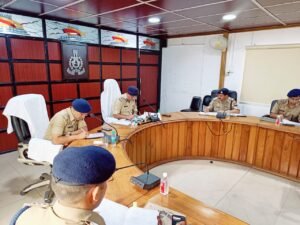 Hapur आईजी ने पुलिस अधिकारियों के साथ की बैठक, त्योहारों को लेकर दिए निर्देश