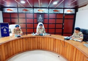 Hapur आईजी ने पुलिस अधिकारियों के साथ की बैठक, त्योहारों को लेकर दिए निर्देश
