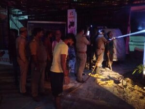 Pilkhuwa news पिलखुवा के बाइक शोरूम में लगी आग, दो सिलेंडर फटने से पहले ही पुलिस ने पाया काबू 1 Pilkhuwa news