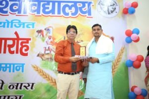 Hapur मोनार्ड विश्वविद्यालय में आयोजित हुआ प्रधान सम्मान समारोह, प्रधानों को किया गया सम्मानित