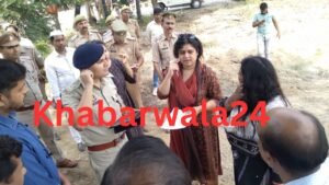 Hapur मंडलायुक्त ने मुख्यमंत्री के जनसभा स्थल पर हो रही तैयारियों को परखा, दिए निर्देश