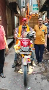 Hapur 5 लाख किलोमीटर का सफर तय कर लोगों को दे रहें धरती बचाने का संदेश, महाराष्ट्र के विकास का हापुड़ पहुंचने पर किया गया जोरदार स्वागत, इतने किलोमीटर चला चुके हैं बाइक