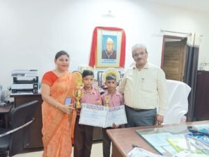 Hapur स्वच्छता विषय पर आयोजित निबंध एवं चित्रकला प्रतियोगिता के विजेता बच्चों को जनपद न्यायाधीश ने किया सम्मानित