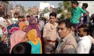 Hapur सड़क चौड़ीकरण की मांग को लेकर सड़क पर उतरीं महिलाएं, जोरशोर से उठाई आवाज 11 Hapur सड़क चौड़ीकरण की मांग को लेकर सड़क पर उतरीं महिलाएं, जोरशोर से उठाई आवाज