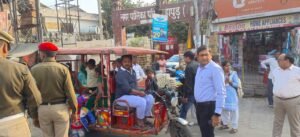 Illegal e-rickshawsअपंजीकृत और ओवरलोड ईरिक्शा पर चला चाबुक, 30 ई-रिक्शा की सीज