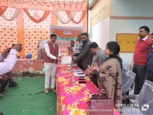 Viksit bharat संकल्प यात्रा निकाल ग्रामीणों को दी जानकारी