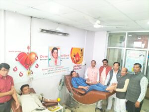 Blood Donation कांग्रेसियों ने मनाया सोनिया गांधी का 77 वां जन्मदिन, किया रक्तदान