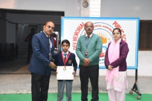 D.M Public School में दी क्वीस्ट आई.क्यू.ओलंपियाड 2023 प्रतियोगिता के छात्र-छात्राओं को किया सम्मानित