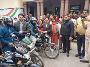 Traffic rules हैलमेट बाटकर यातायात नियमों का पालन करने की दिलाई शपथ