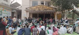 Bhakiyu (Tikait) पिलखुवा एक्सईएन कार्यालय का भाकियू ने घेराव कर दिया धरना