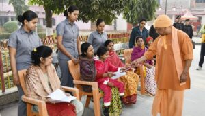 CM Yogi बोले पैसे के अभाव में नहीं रुकेगा किसी का इलाज, सुनी फरियाद