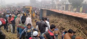 Accident हापुड़ में बड़ा हादसा, गन्ने से भरा ओवरलोड ट्रक पलटा; एक की मौत, दो घायल Accident हापुड़ में बड़ा हादसा, गन्ने से भरा ओवरलोड ट्रक पलटा; एक की मौत, दो घायल