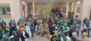 Bku protest at collactorate भाकियू (टिकैत) ने जिला मुख्यालय पर किया धरना प्रदर्शन,गन्ने की जलाई होली; एडीएम को सौंपा ज्ञापन