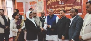 AKP (PG) College विवेकानंद डिजिटल सशक्तिकरण योजना के अंतर्गत छात्राओं को वितरित किए मोबाइल फोन
