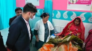 CDO Inspection सीडीओ ने सीएचसी गढ़मुक्तेश्वर का किया औचक निरीक्षण