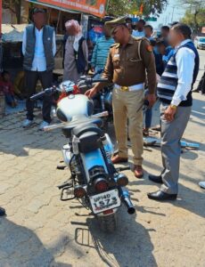 Traffic Police यातायात पुलिस का बुलेट बाइकों के खिलाफ चला अभियान, 10 के बदलवाएं साइलेंसर