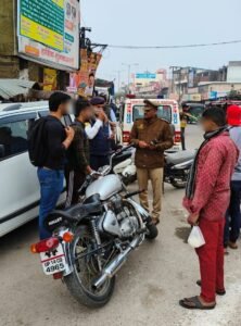 Traffic police नाबालिग वाहन चालकों को पकड़ा, परिजन को मौके पर पुनरावृत्ति न करने की अपील