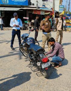 Traffic Police यातायात पुलिस का बुलेट बाइकों के खिलाफ चला अभियान, 10 के बदलवाएं साइलेंसर